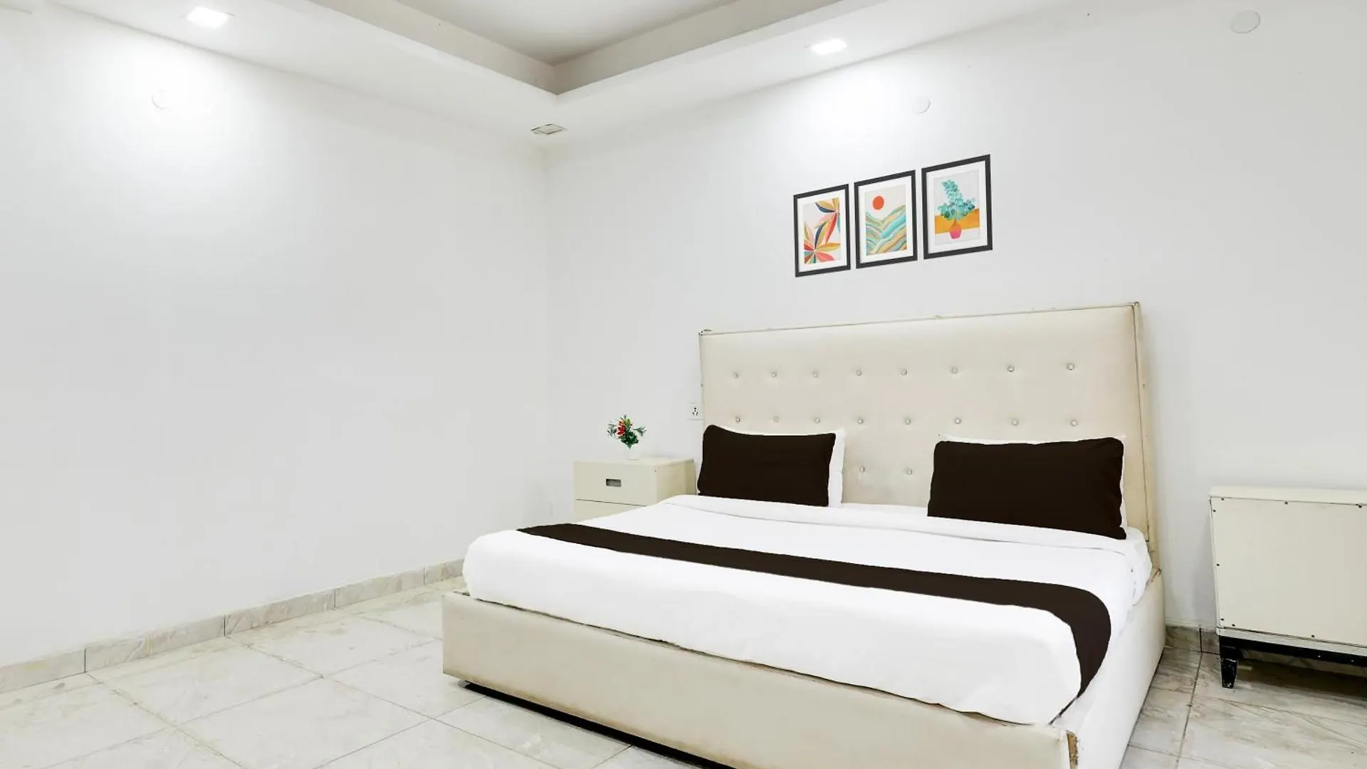 Hotel O Circle Residency Gurgaon 3*,